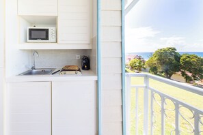 Studio 3 personnes - Terrasse - Vue - Quartier premium - Climatisé | Private kitchenette | Fridge, microwave, dishwasher, coffee/tea maker - Village St Anne Pierre & Vacances (Sainte-Anne)