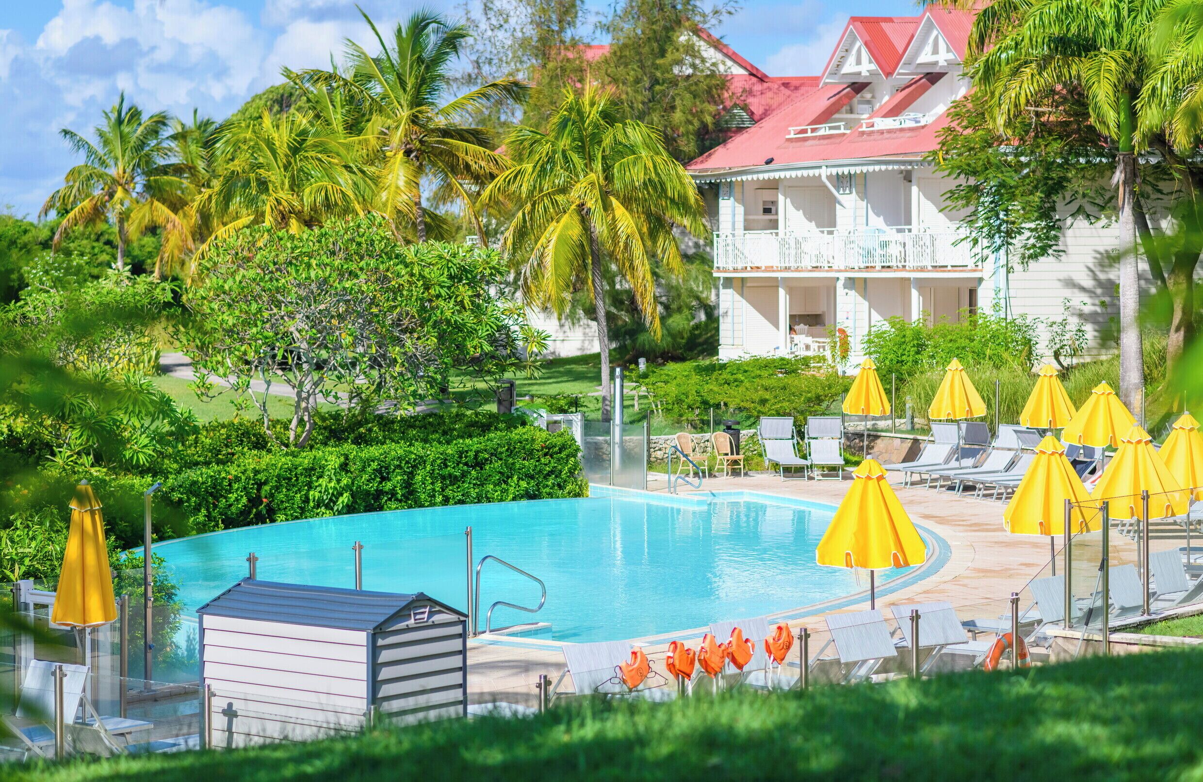 2 piscinas al aire libre, sombrillas, sillones reclinables de piscina