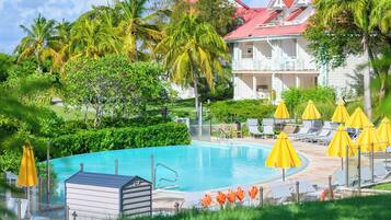 2 piscinas al aire libre, sombrillas, sillones reclinables de piscina