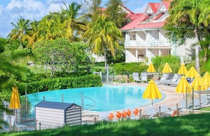 2 piscines extérieures, parasols de plage, chaises longues