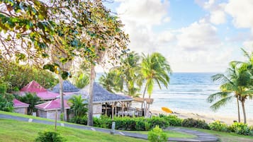 Privatstrand, Liegestühle, Volleyball, Angeln