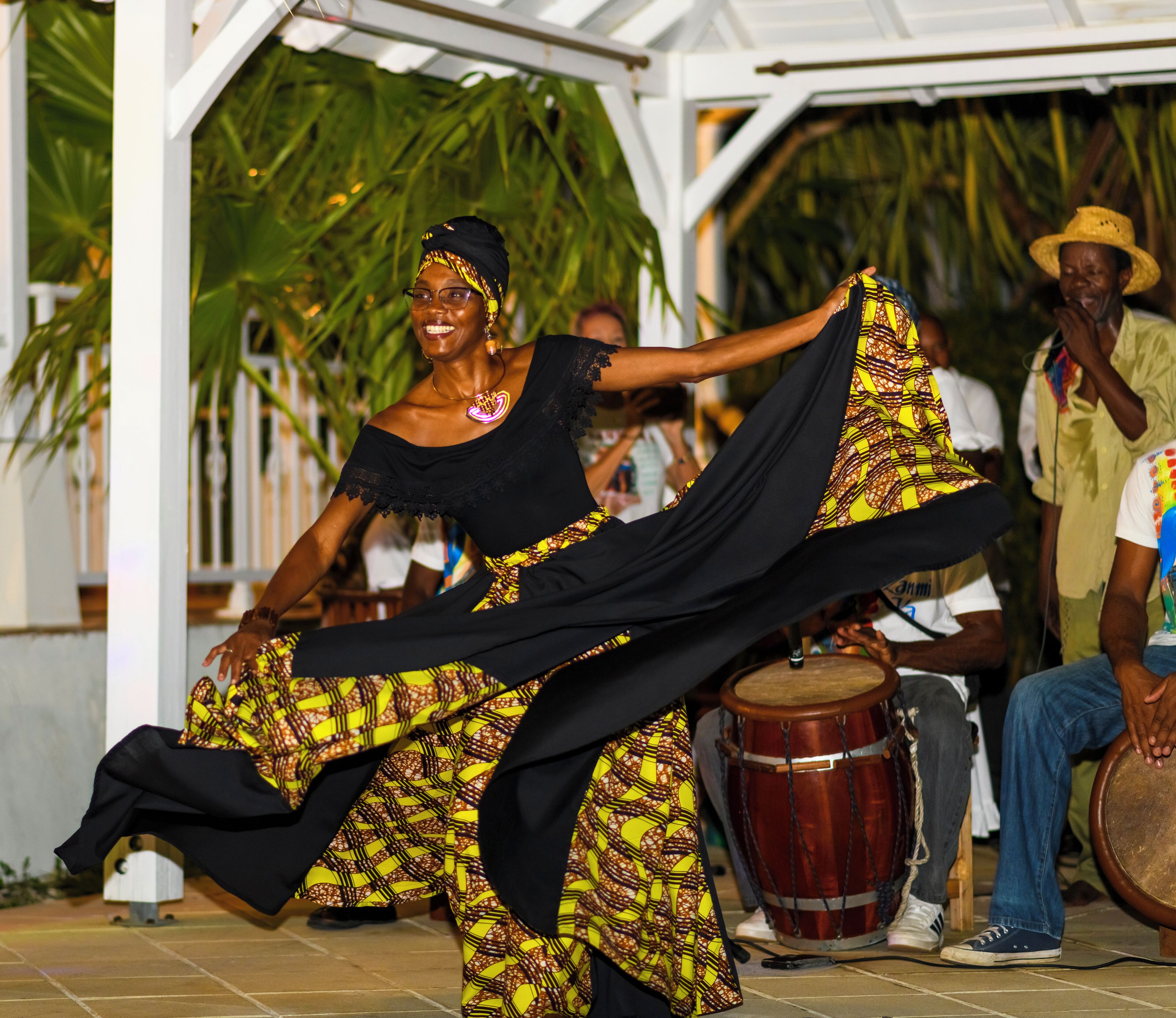 Une personne vêtue d’une tenue à motifs qui danse.
