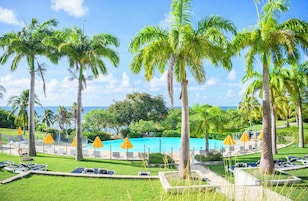 2 piscinas al aire libre, sombrillas, sillones reclinables de piscina