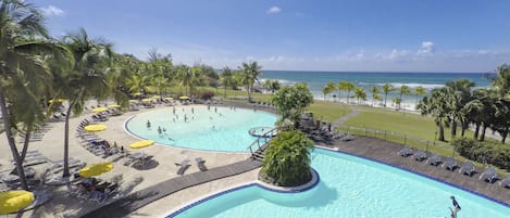 2 piscines extérieures, parasols de plage, chaises longues