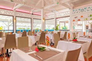 3 restaurantes; se sirven desayunos 