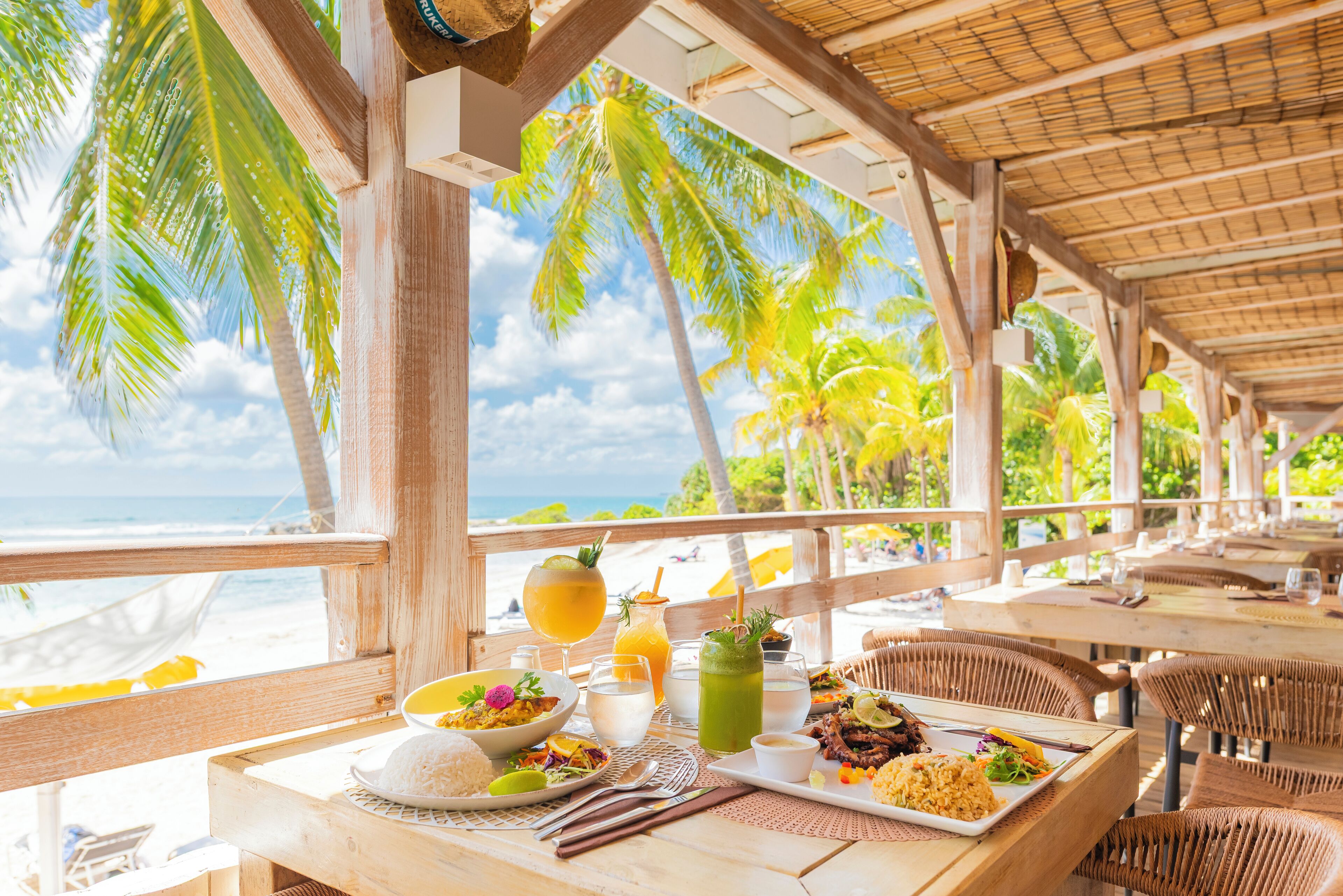 3 restaurants, breakfast served