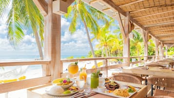 3 restaurants, breakfast served