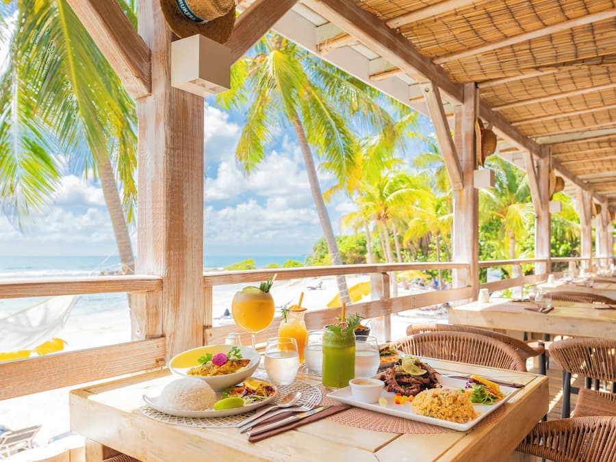 3 restaurants, breakfast served