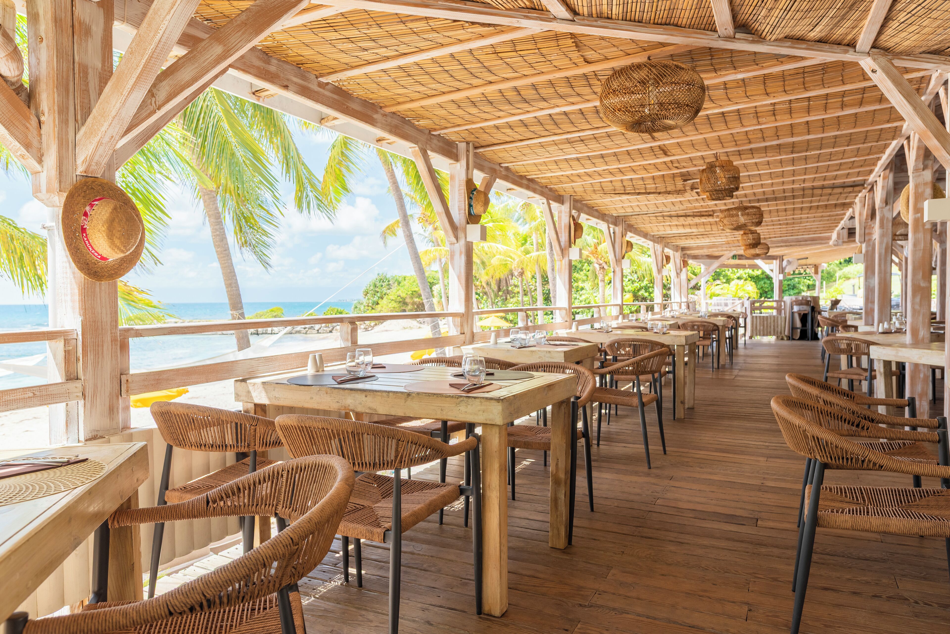 3 restaurants, serveren ontbijt