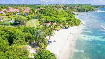 Playa privada, sillas reclinables de playa, vóleibol de playa, pesca