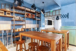 Petit déjeuner buffet (8 EUR par personne)