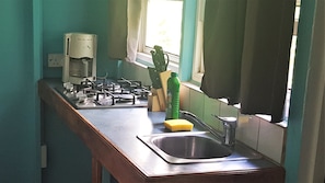 Private kitchenette - Chez Ophelia Cottage Apartments (Roseau)