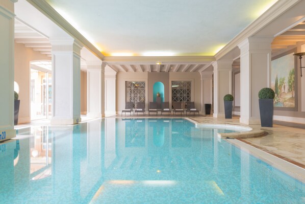 Alberca techada y alberca al aire libre