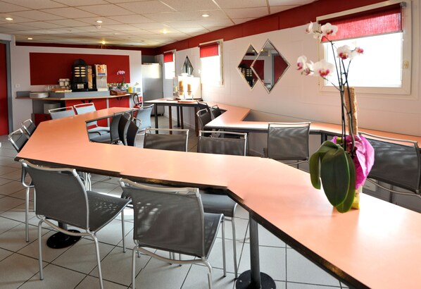 Sarapan prasmanan setiap hari (EUR 7 per orang)