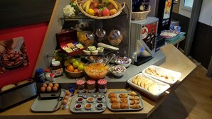 Ein reichhaltiges Frühstücksbuffet mit verschiedenen Speisen und Beilagen.