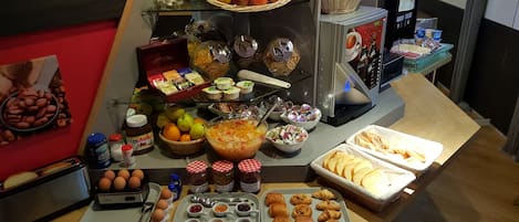 Frokostbuffé hver dag (EUR 7.90 per person)