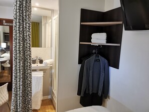 Superior Double Room | Bathroom | Hair dryer, towels, soap, shampoo