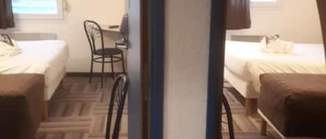 Escritorio, insonorización, tabla de planchar con plancha y wifi gratis