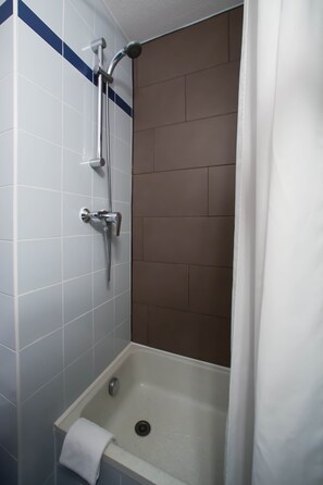 Bathroom shower - Hôtel AKENA Nantes (Sainte-Luce-sur-Loire)