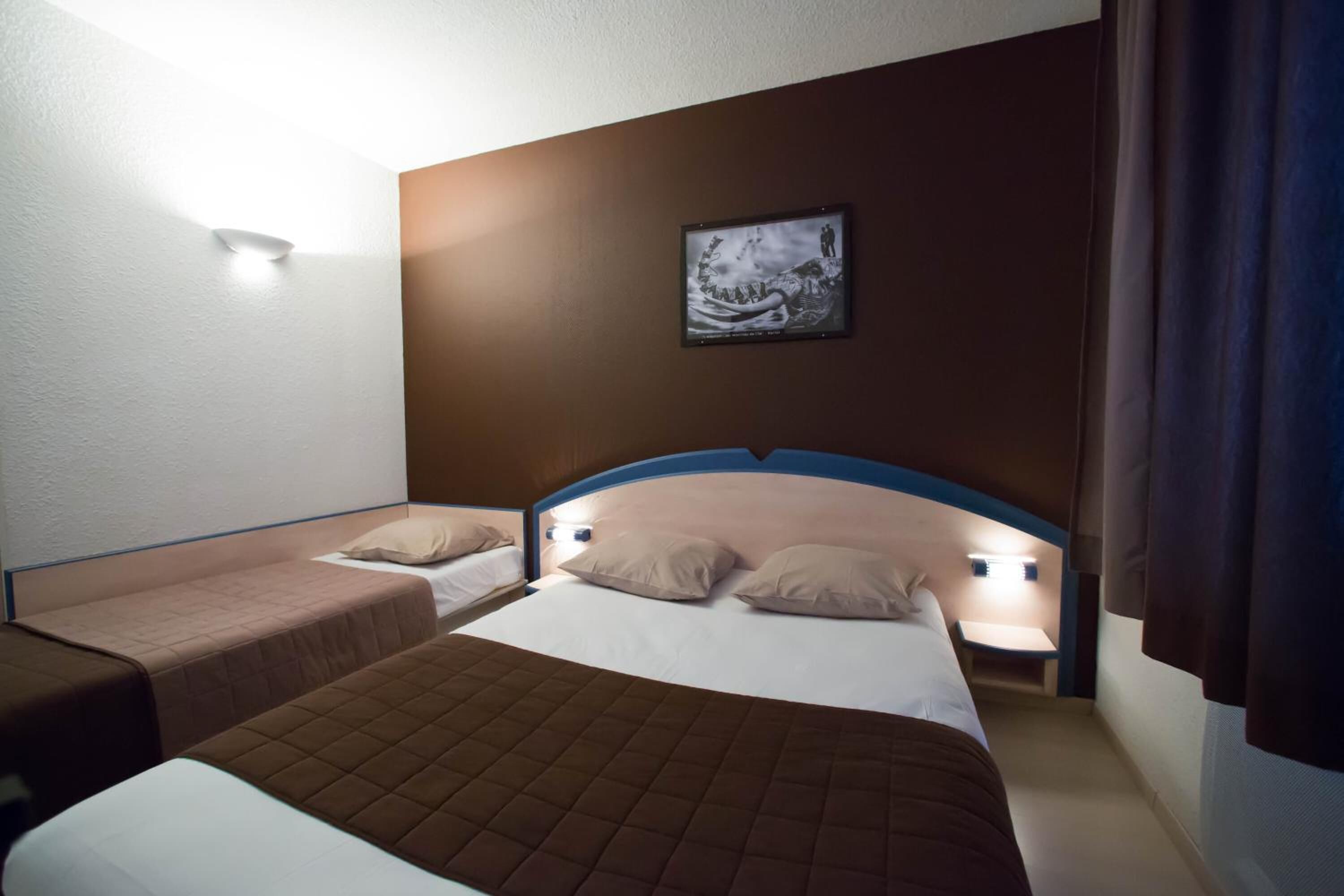 Schreibtisch, schallisolierte Zimmer, Bügeleisen/Bügelbrett