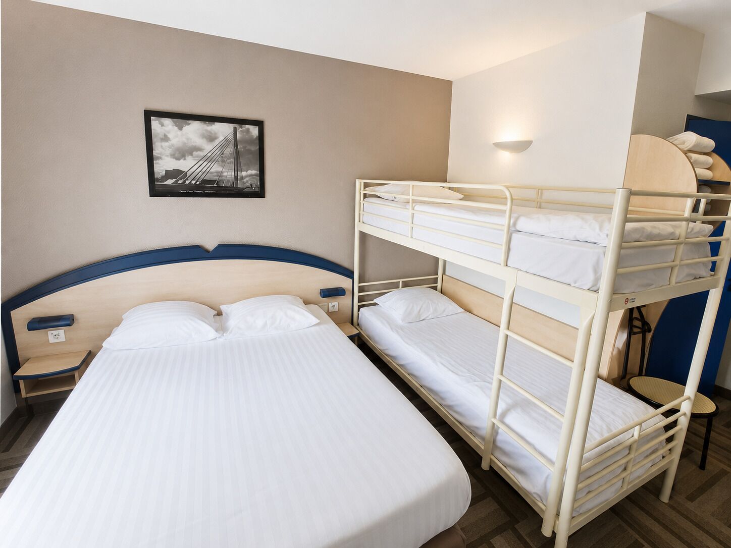 Chambre Familiale (Quadruple) | Bureau, chambres insonorisées, fer et planche à repasser, Wi-Fi gratuit