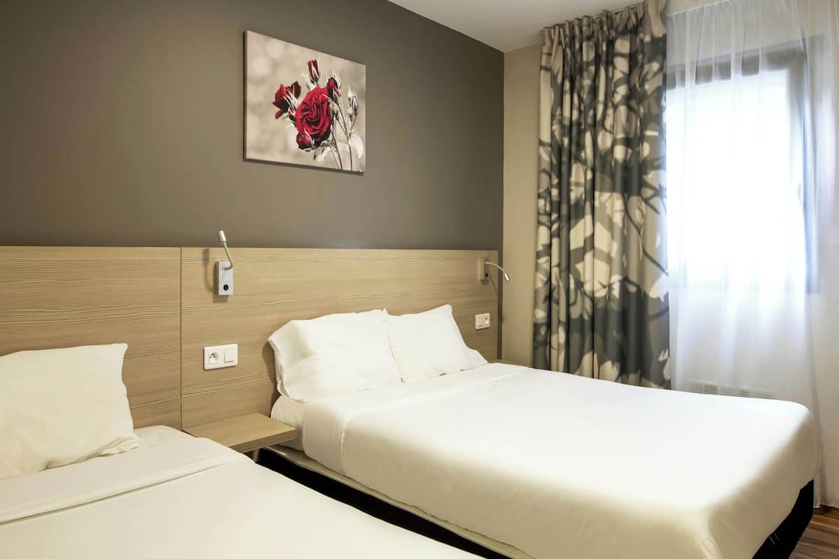Dreibettzimmer, Nichtraucher | Schreibtisch, schallisolierte Zimmer, kostenloses WLAN, Bettwäsche