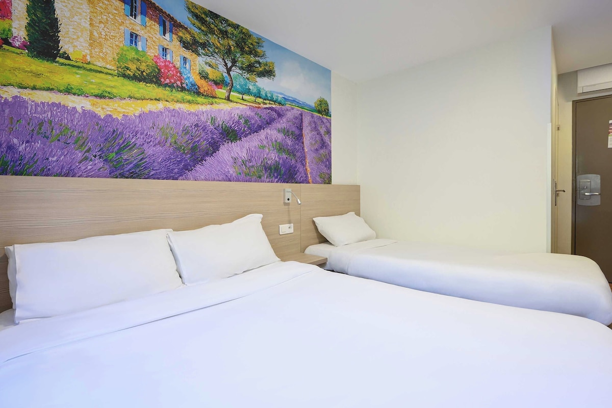 Triple Room, Non Smoking | Desk, soundproofing, WiFi (free), bed sheets