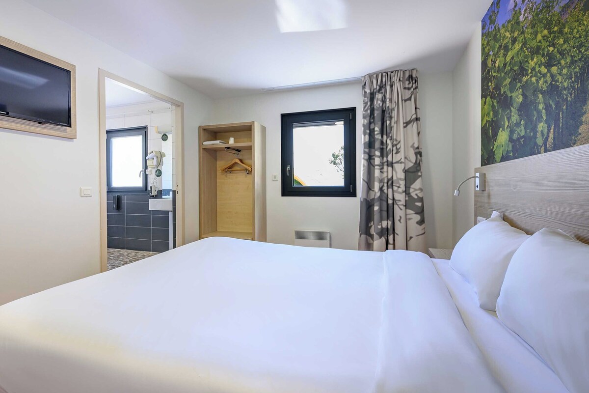 Double Room, Mobility Accessible, Non Smoking | Desk, soundproofing, WiFi (free), bed sheets
