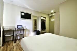 Escritorio, sistema de insonorización, wifi gratis y ropa de cama