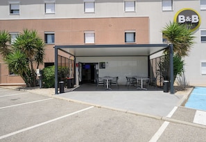 Terrace/patio - B&B HOTEL BOLLENE (Bollene)