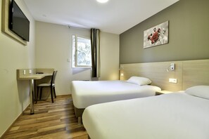 Habitación triple, para no fumadores | Escritorio, insonorización, wifi gratis y ropa de cama 