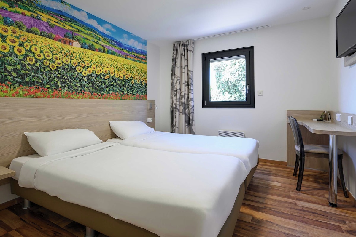 Twin Room, Non Smoking | Desk, soundproofing, WiFi (free), bed sheets