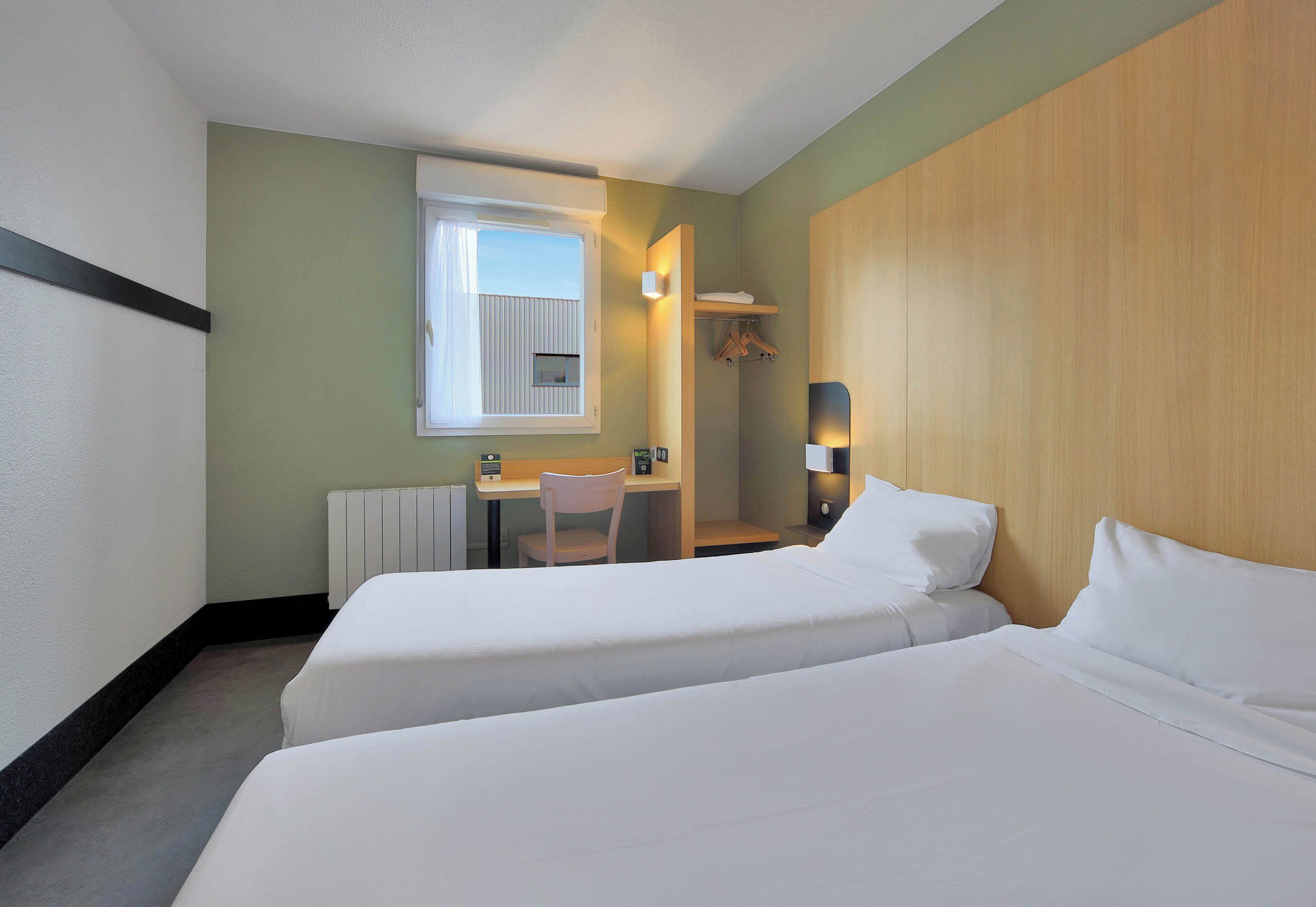 twin room, non smoking | 1 bedroom, desk, iron/ironing board, free wifi