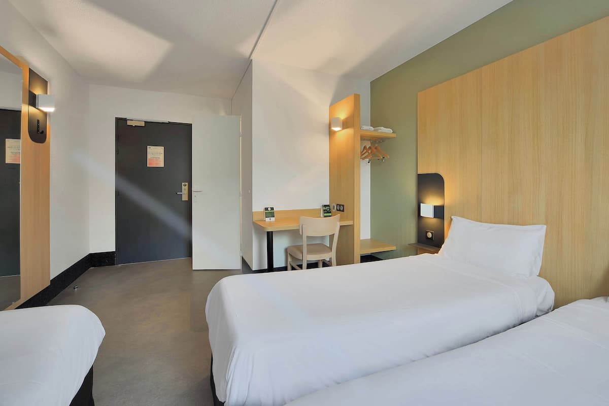 triple room, non smoking | 1 bedroom, desk, iron/ironing board, free wifi