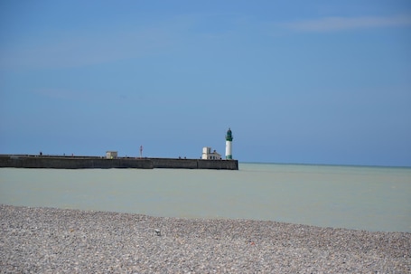 Beach. B&B HOTEL Le Tréport Friville