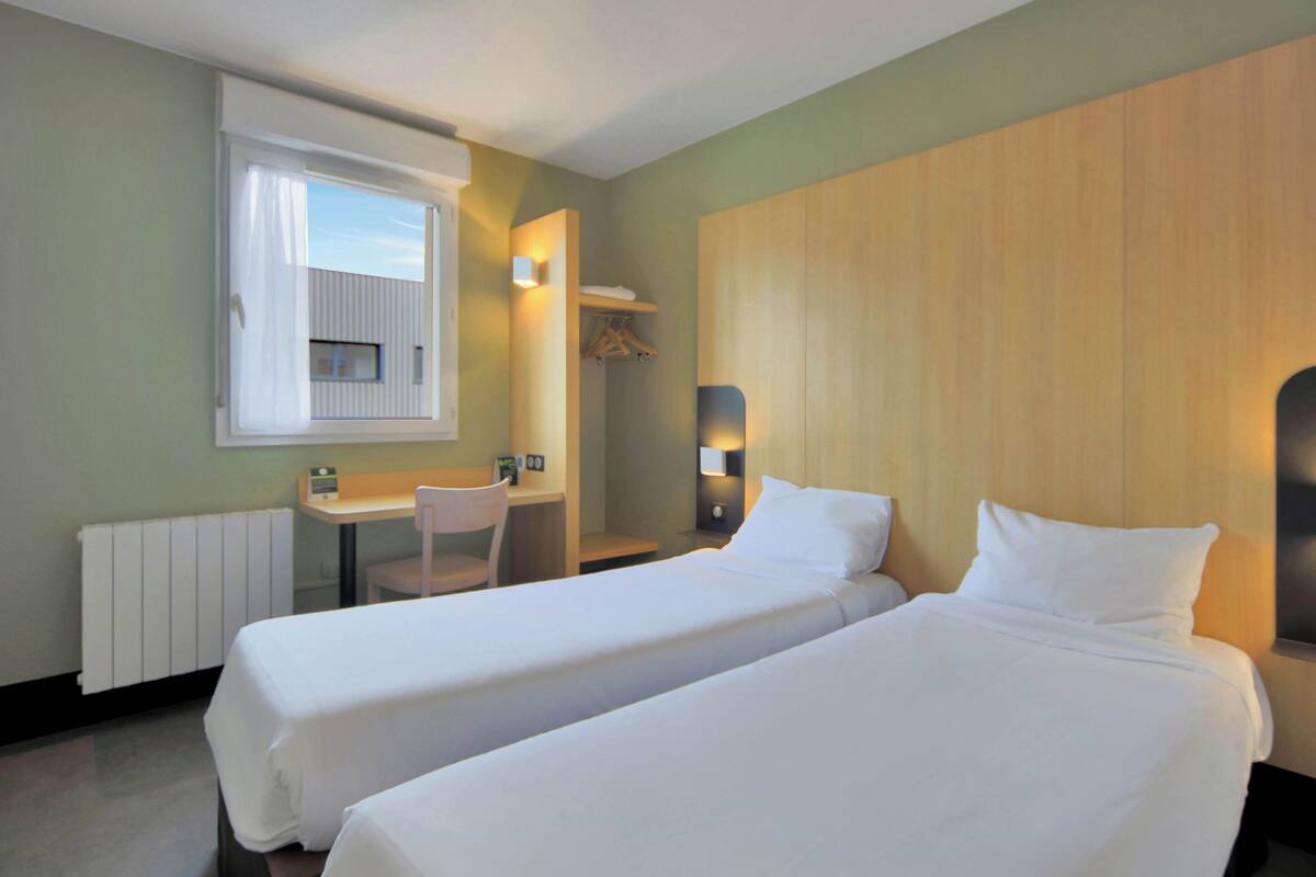 twin room, non smoking | 1 bedroom, desk, iron/ironing board, free wifi