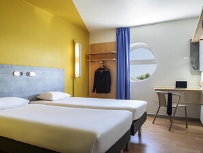 Twin Room, 2 Katil Bujang (Single) | Peralatan tempat tidur premium, meja, langsir/tirai gelap terus 