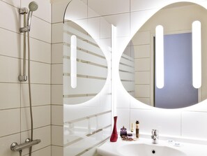 Literie de qualité supérieure, bureau, rideaux occultants