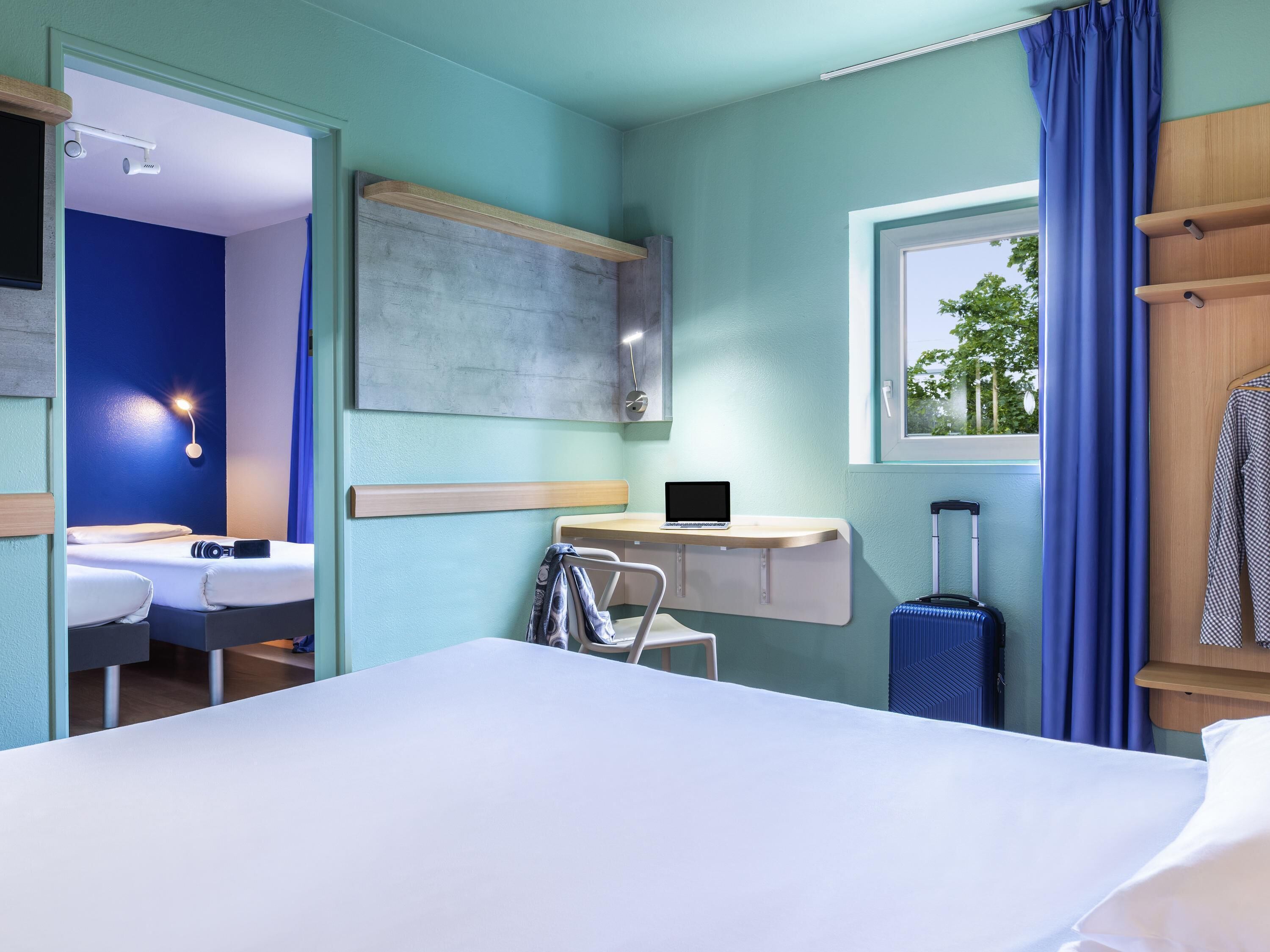 Camera tripla, letti multipli | Biancheria da letto di alta qualità, una scrivania, tende oscuranti