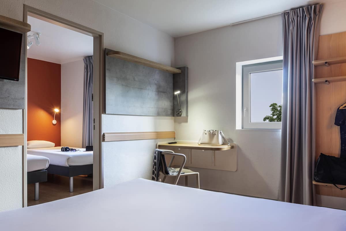 Dreibettzimmer, Mehrere Betten | Hochwertige Bettwaren, Schreibtisch, Verdunkelungsvorhänge