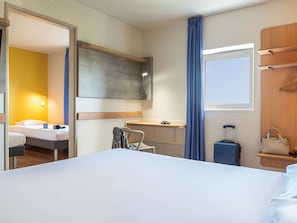 Trippelrum - flera sängar | Sängtillbehör av högsta kvalitet, skrivbord och mörkläggningsgardiner