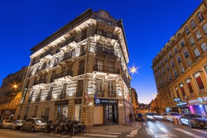 A historic building with a prominent entrance labeled "HOTEL KHLA". - Hôtel KHLA Nice (Nice)