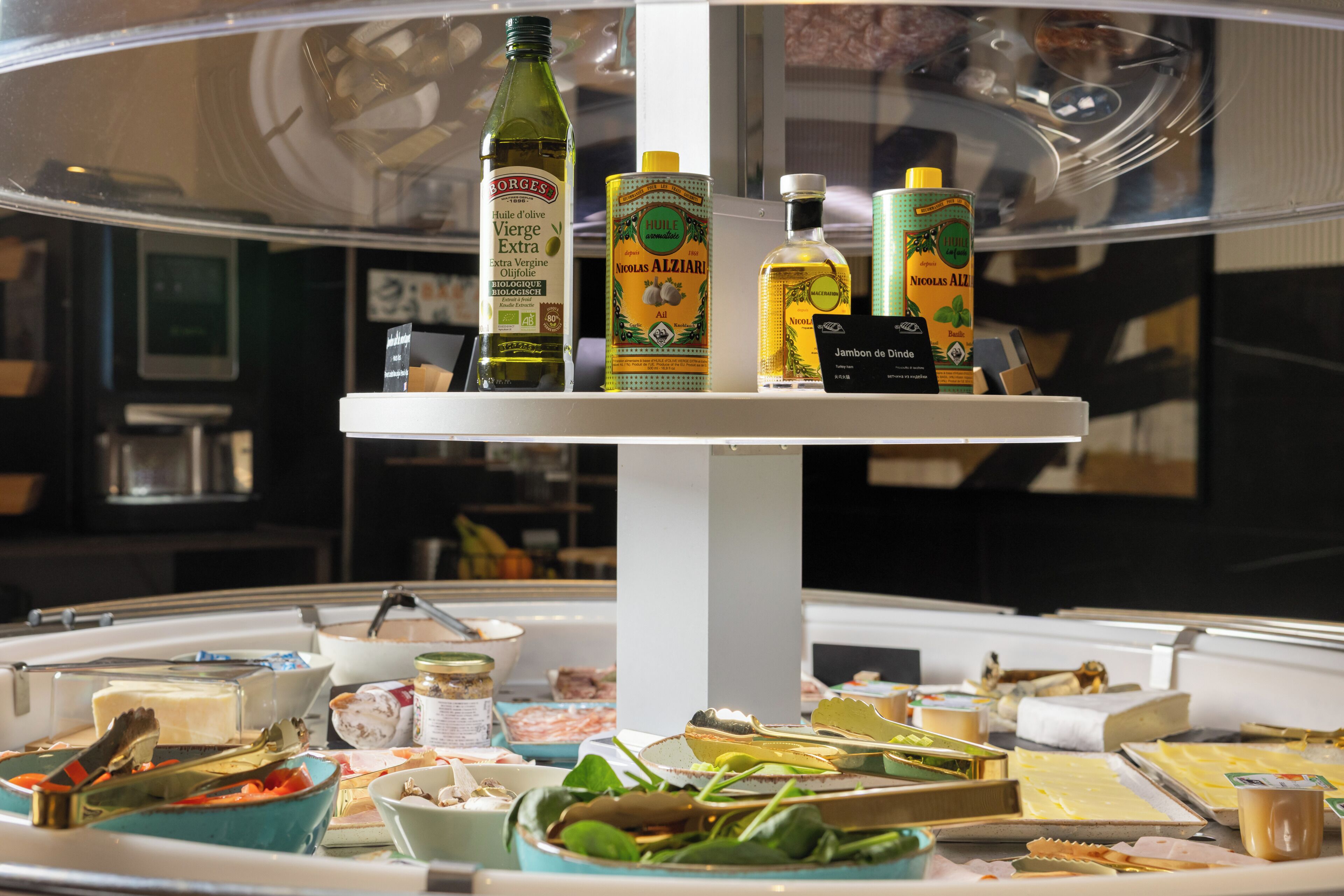 Una mesa de buffet con diversos alimentos y salsas.