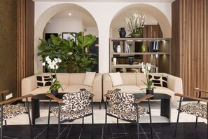 Coin salon dans le hall