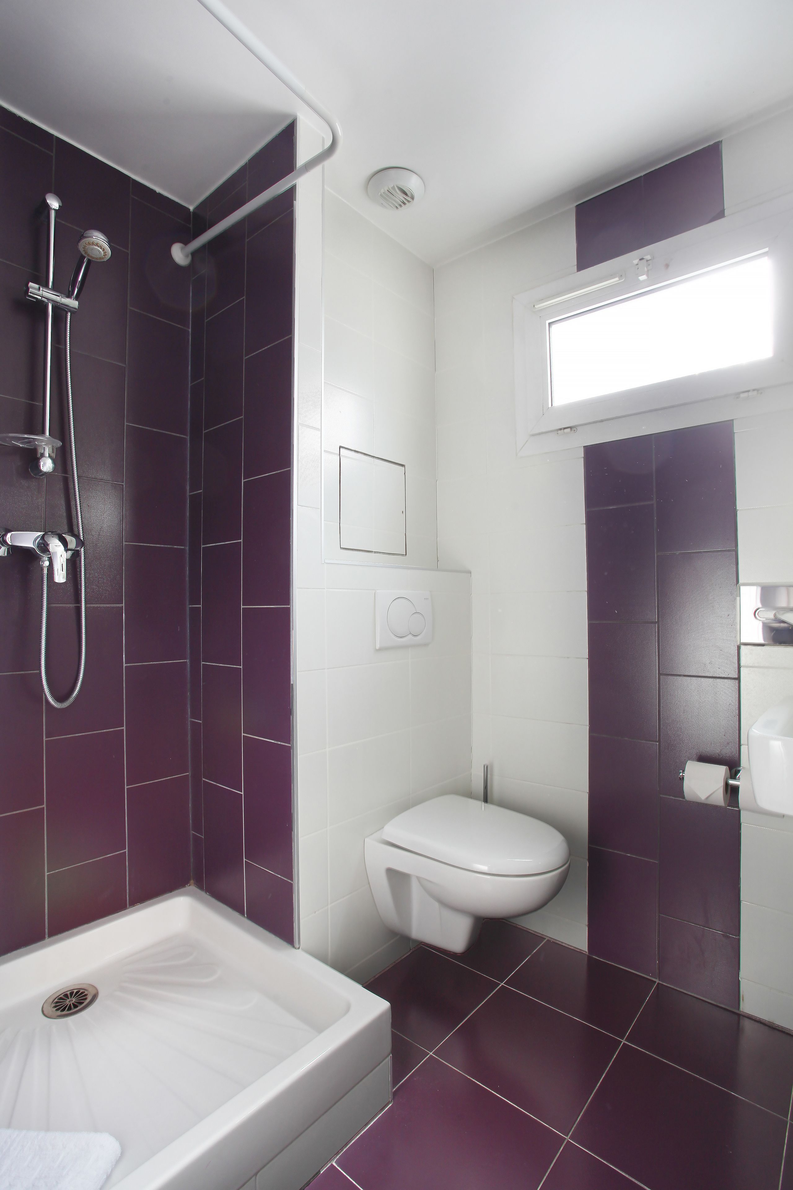 twin room | bathroom | shower, free toiletries, towels