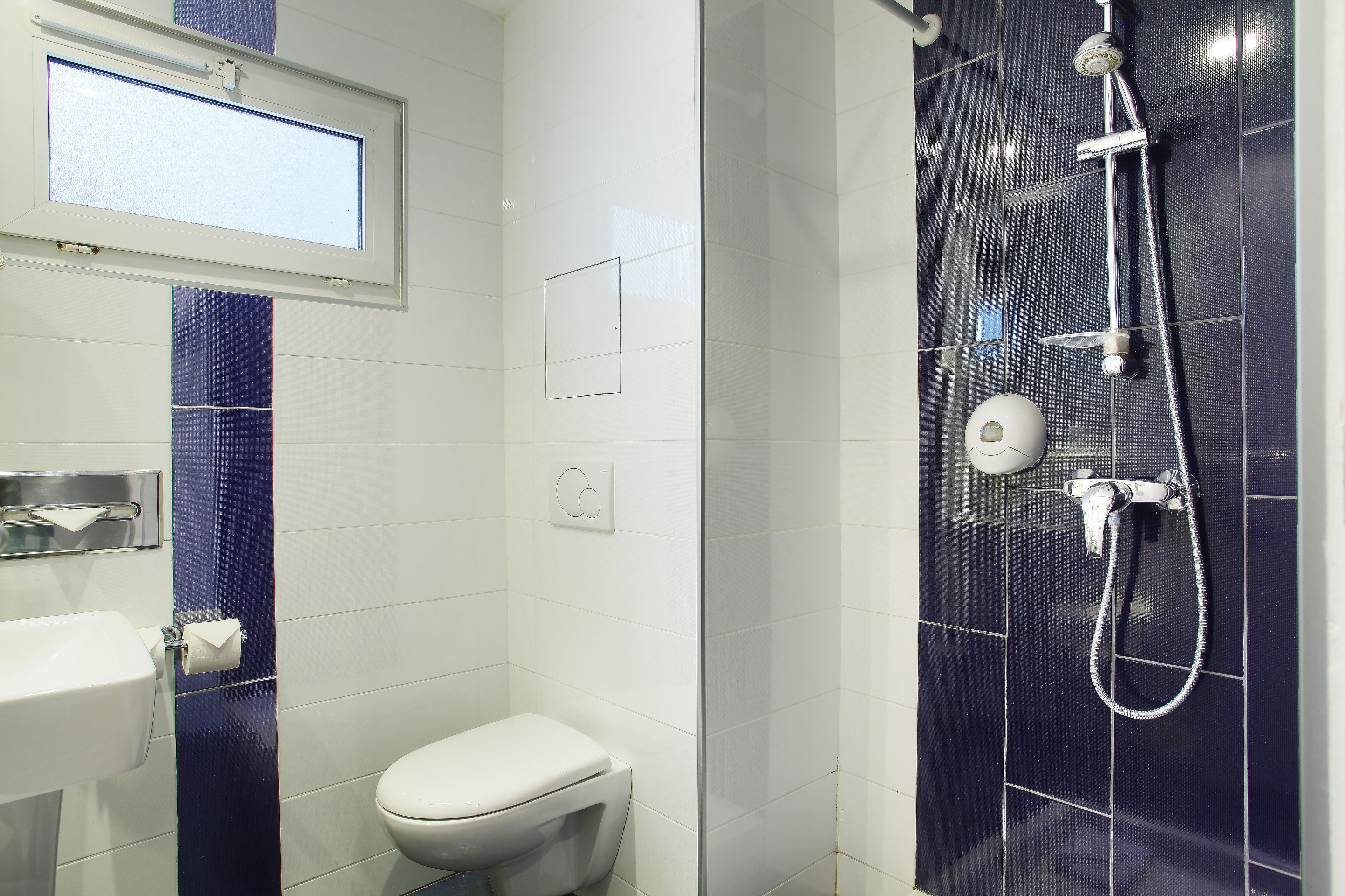 triple room | bathroom | shower, free toiletries, towels