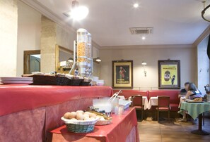 Se ofrece un desayuno continental (15 EUR por persona)