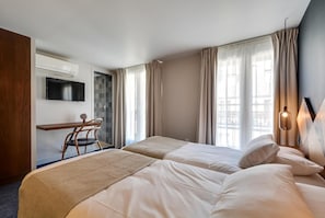 Minibar, coffres-forts dans les chambres, bureau