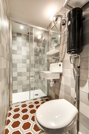 Shower, free toiletries, hair dryer, towels - Wit Hotel (Paris)