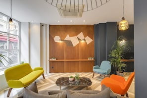 Coin salon dans le hall